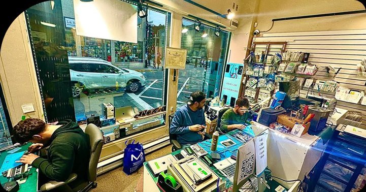 Intérieur de la boutique Sub Tech Repairs à Montréal