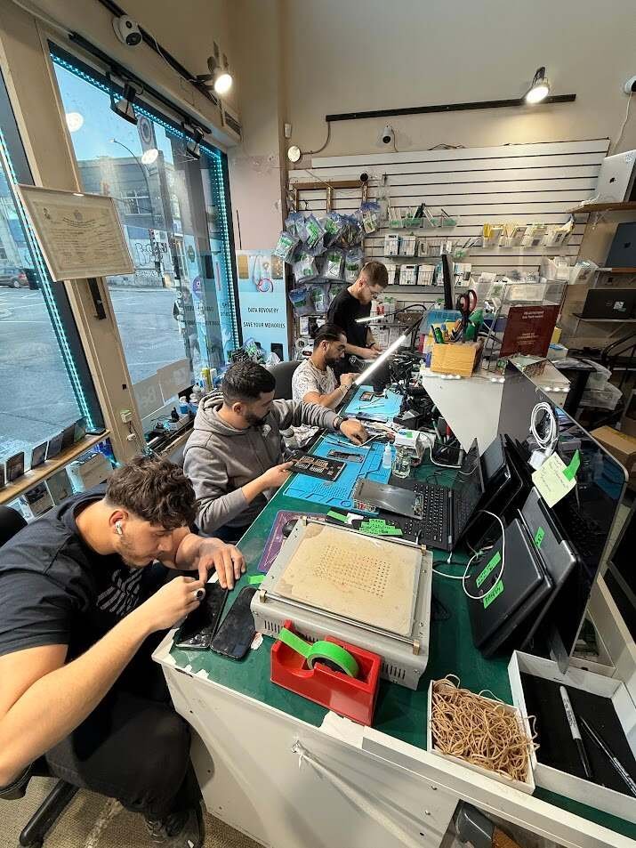 Équipe de techniciens Sub Tech Repairs travaillant sur des appareils à Montréal
